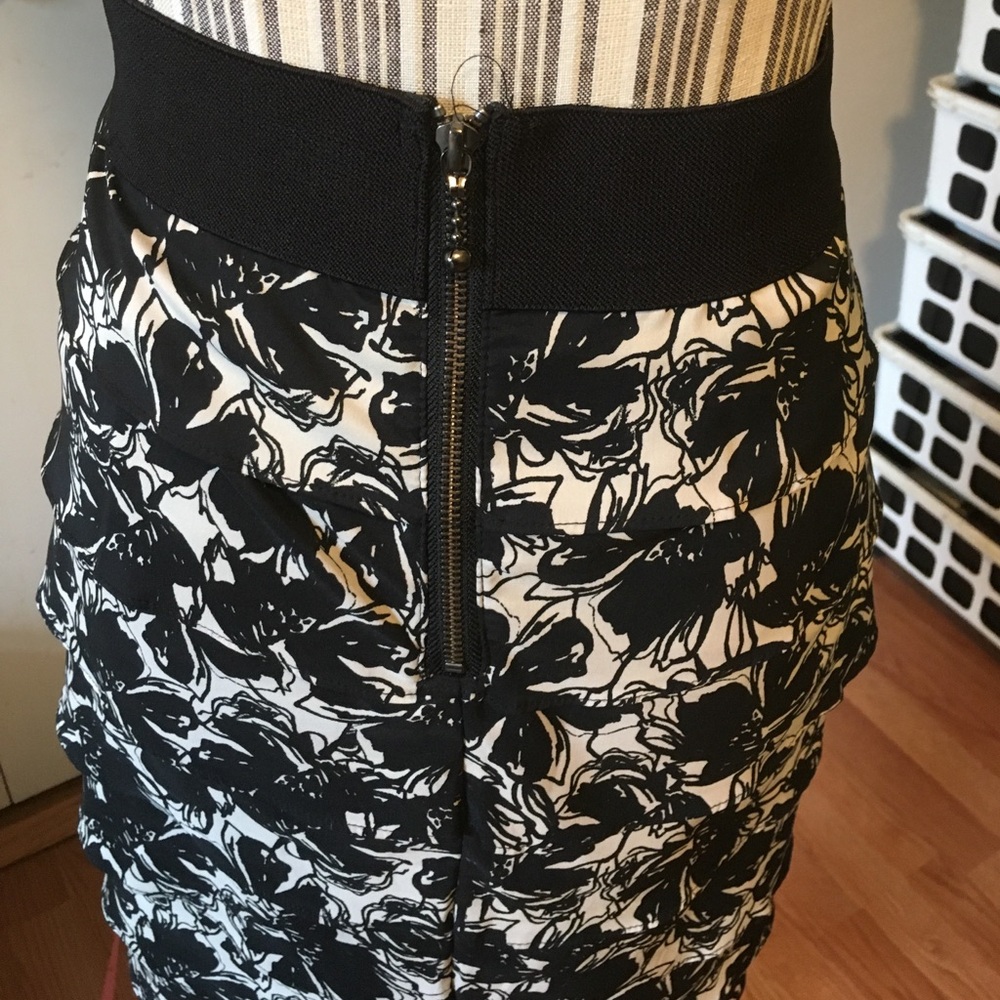 Ruffled skirt - Black and White - Picture 4 of 4